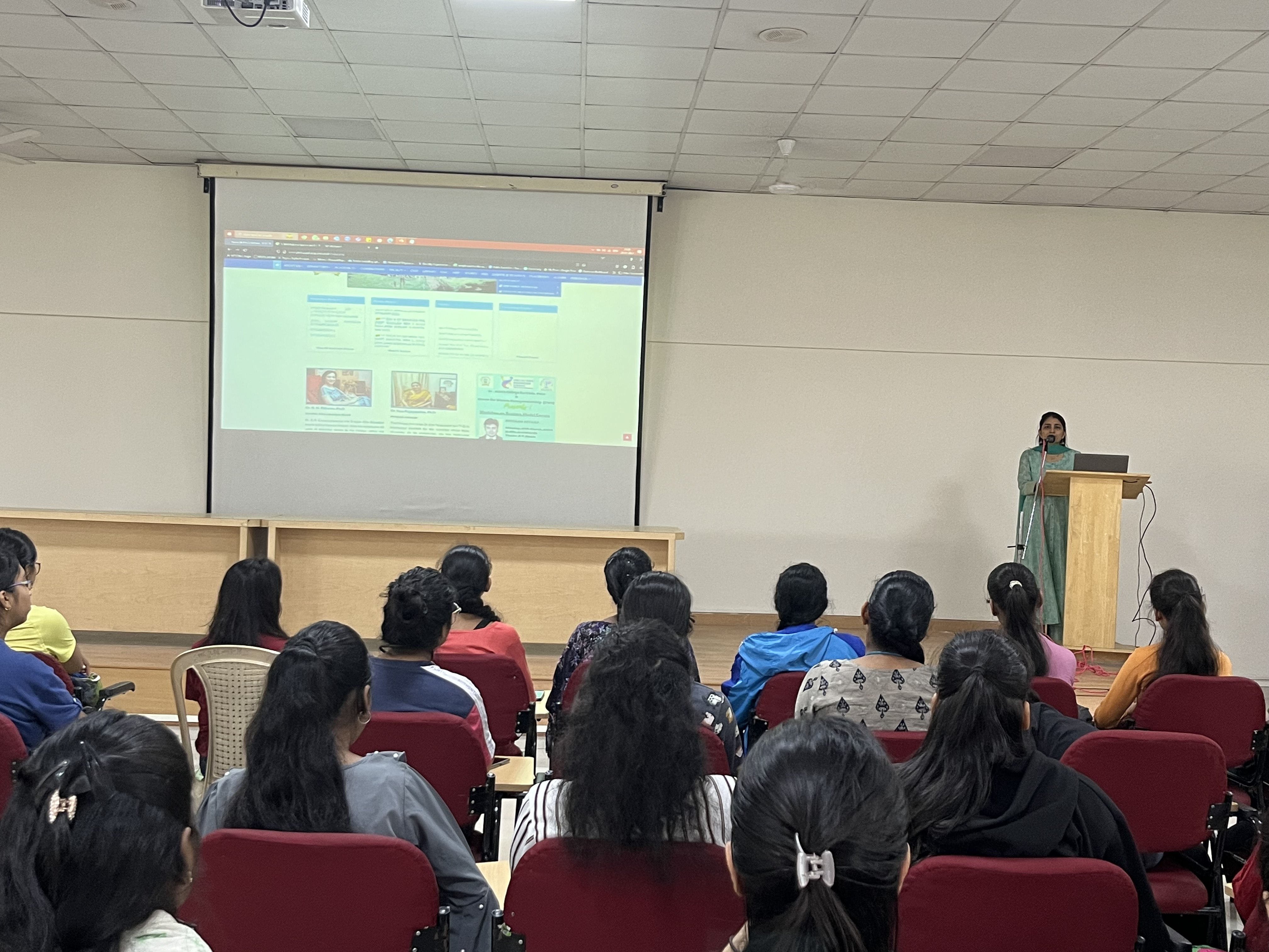  3-Librarian demonstrating e-resources of the institute-.jpg